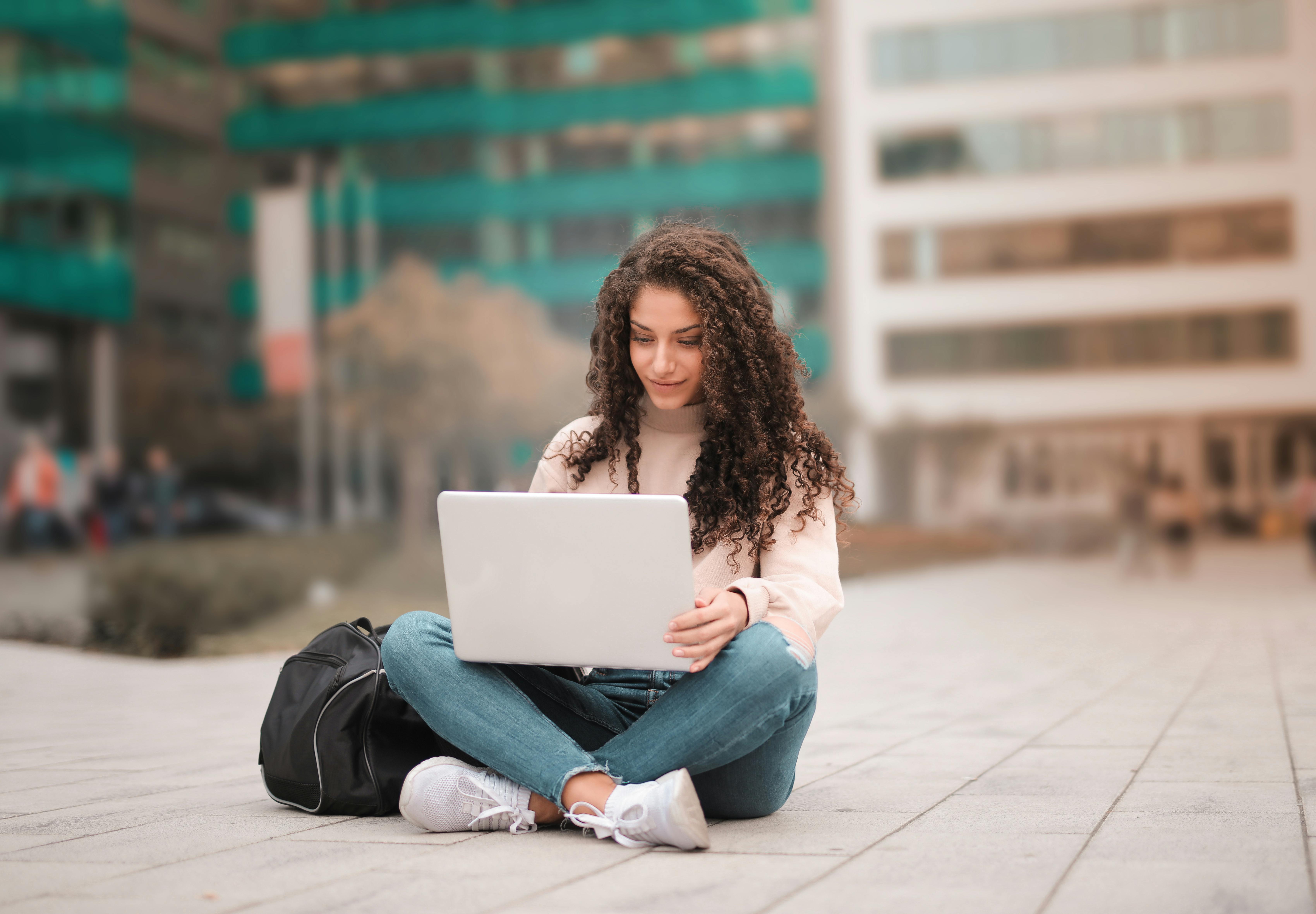 Photo d'étudiants dans les locaux de l'école Altéa Business & Digital School